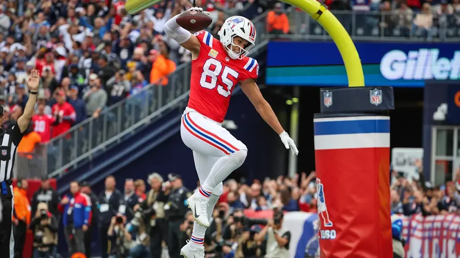 Patriots tight end Hunter Henry named NFLPA Community MVP for Week 6
