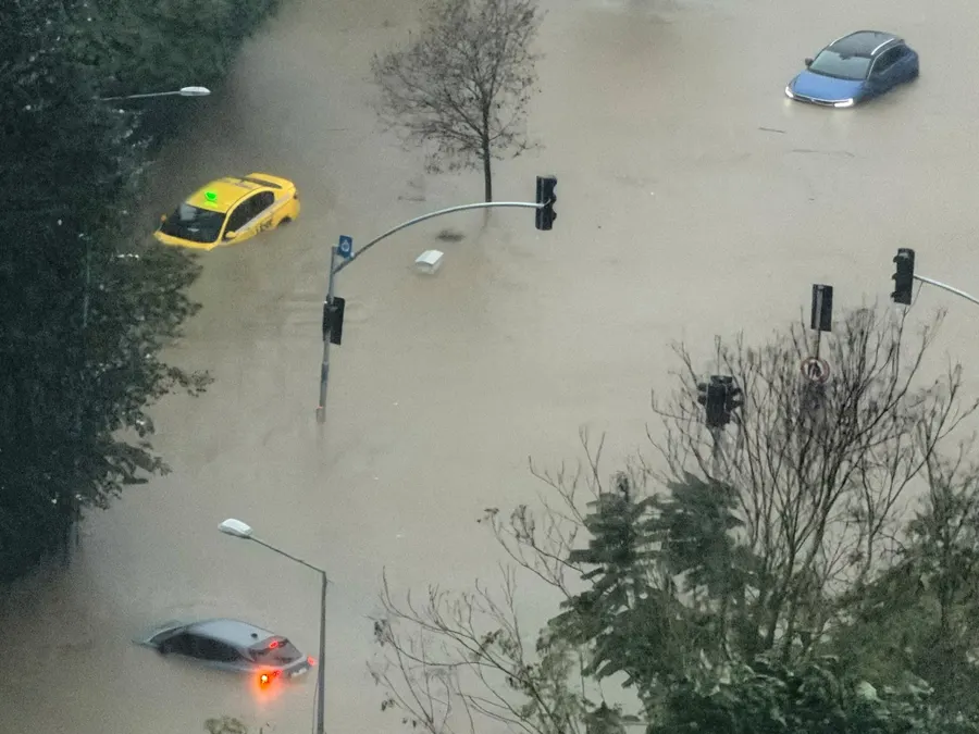 Heavy rain floods Istanbul, killing a 14-year-old boy and halting schools