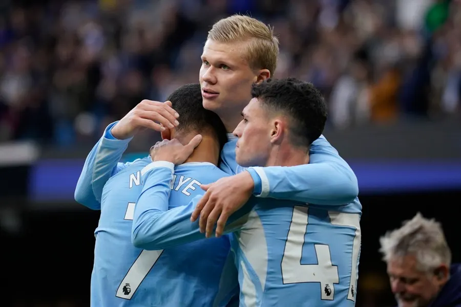 Manchester City beat Ipswich 3-2 for seventh straight league win