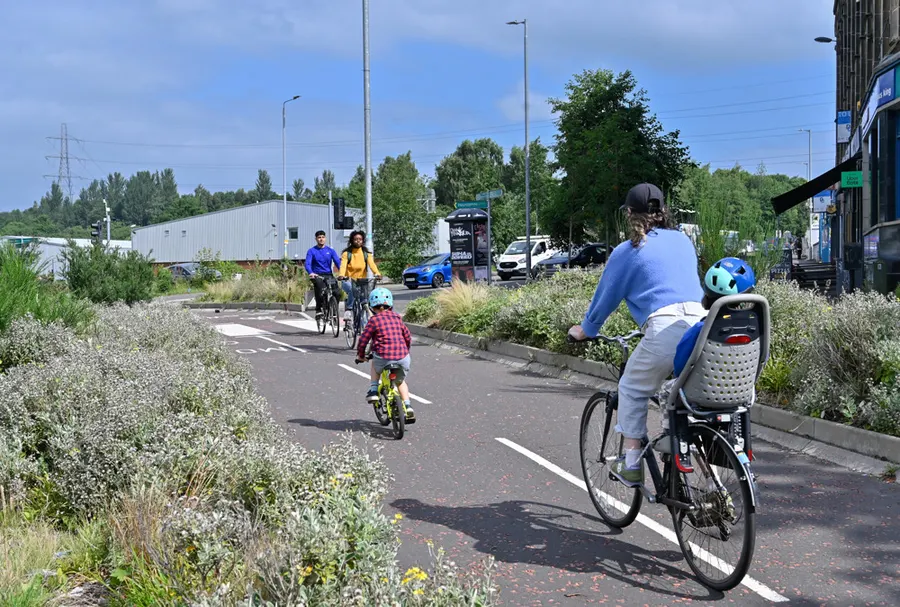 UK heatwaves prompt cycling and walking calls
