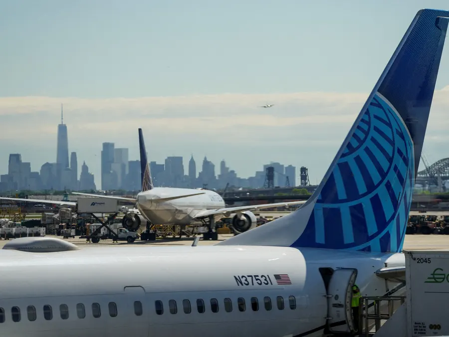 FAA outage grounds East Coast flights