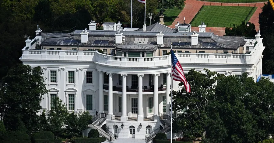 Reporters return to White House, TV standoff persists