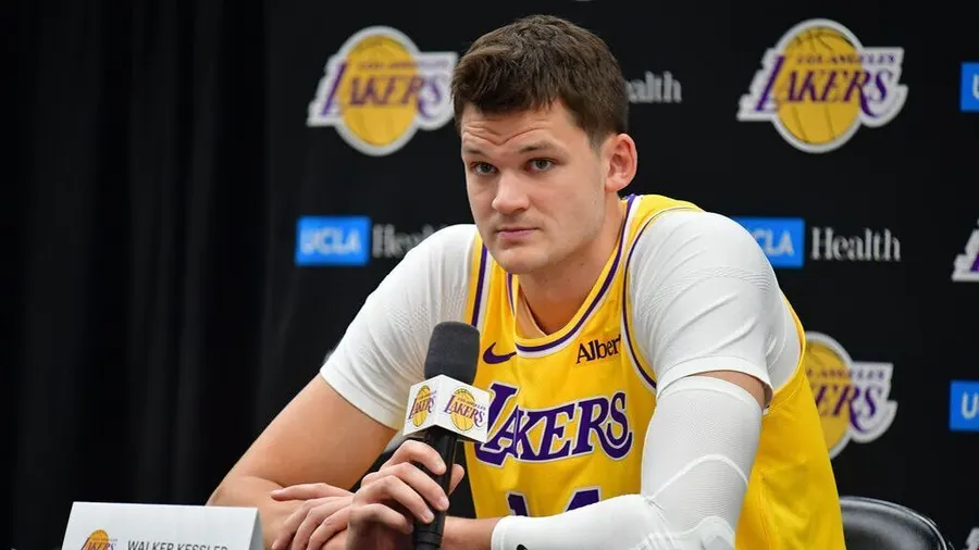 Lakers center Walker Kessler debuts in preseason after finger injury