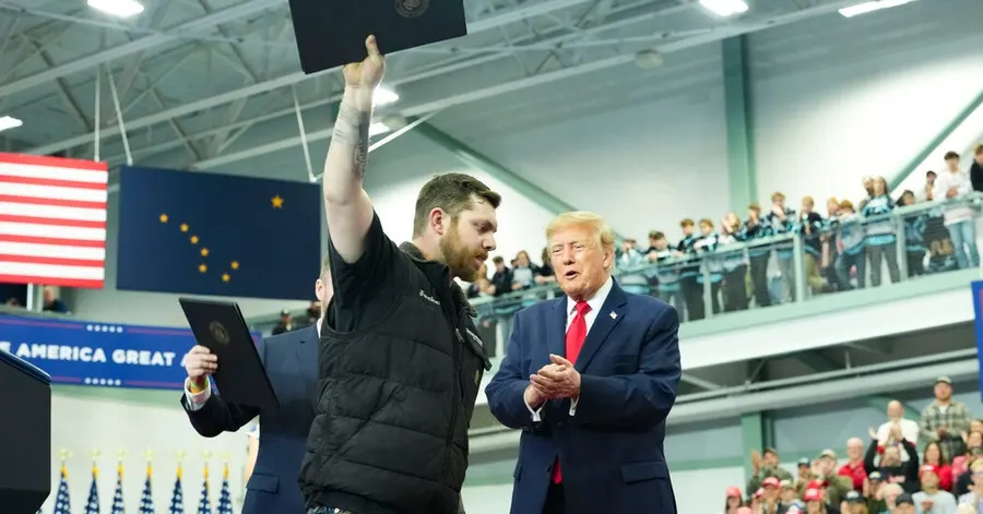 Trump adds pardons to midterm pitch