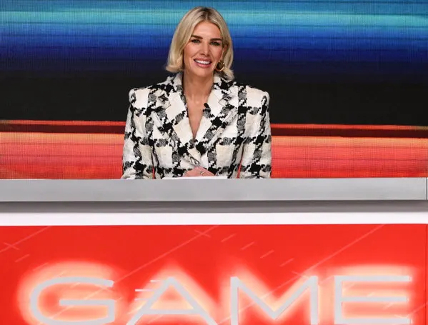 Broncos coach Sean Payton kisses Amazon host Charissa Thompson on air
