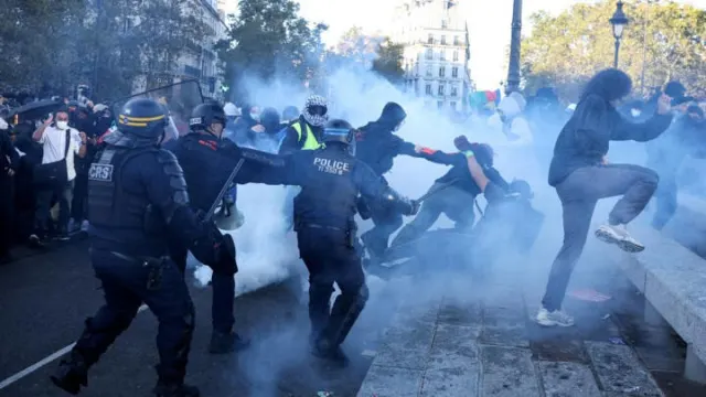 French police accused over war-like injuries to teenagers in school protests