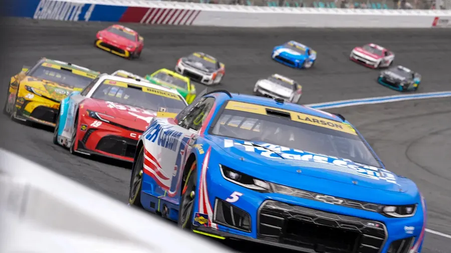NASCAR's Chase hits Phoenix with Blaney on pole, Larson leading