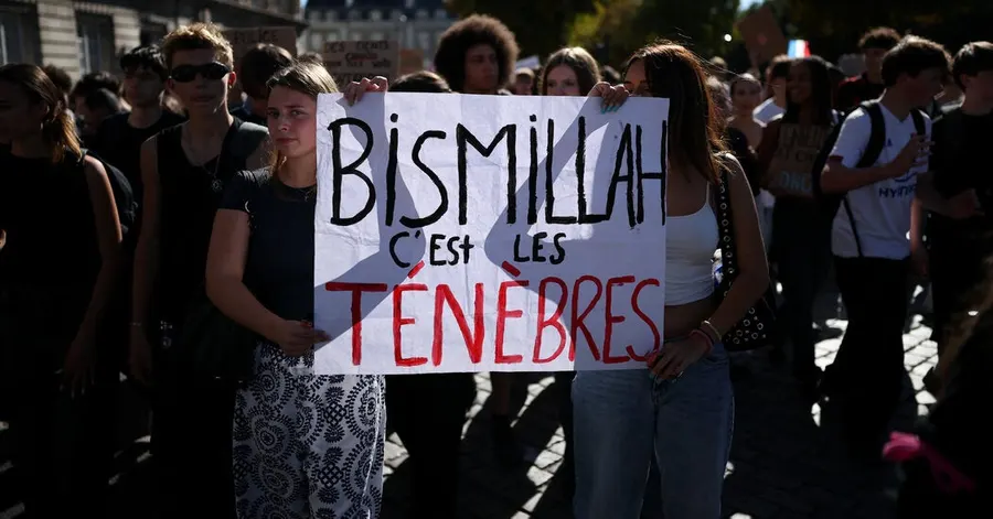 French student protesters adopt new slogan