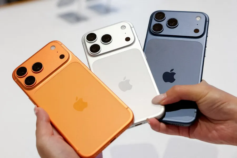 Researchers hack iPhone in security demo
