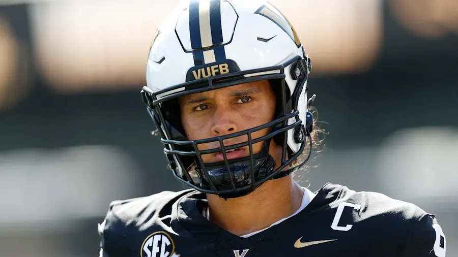 Eagles rookie tight end Eli Stowers returns to practice but stays on injured reserve