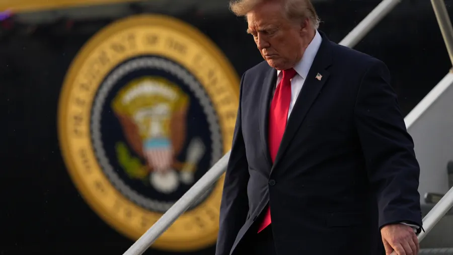 White House weighs staffer pardons