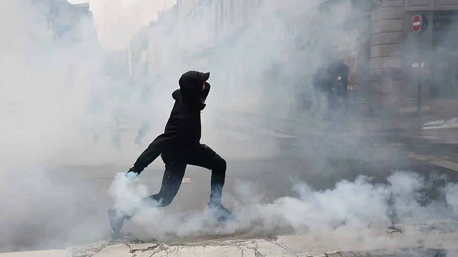 Mass arrests at France protests