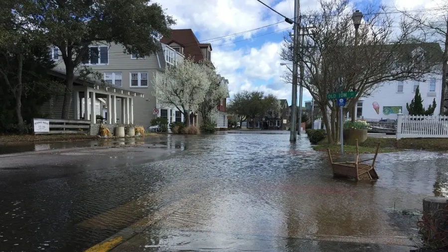 King tides prompt Newport Beach emergency, Metrolink suspensions and coastal flood advisories