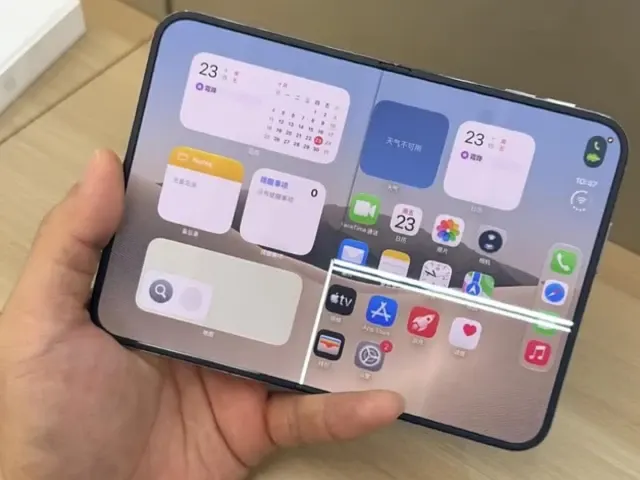iPhone Duo screen cracks reported