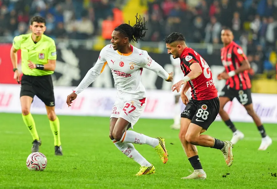 Galatasaray host Fenerbahçe in Istanbul derby with Süper Lig lead at stake