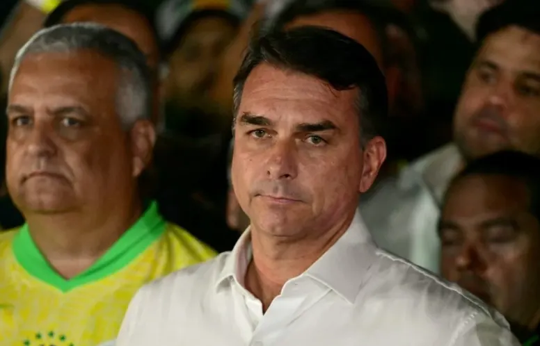 Police seize Flávio Bolsonaro's passport