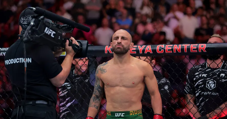 Volkanovski stops Evloev at UFC 333, sets featherweight title-win record