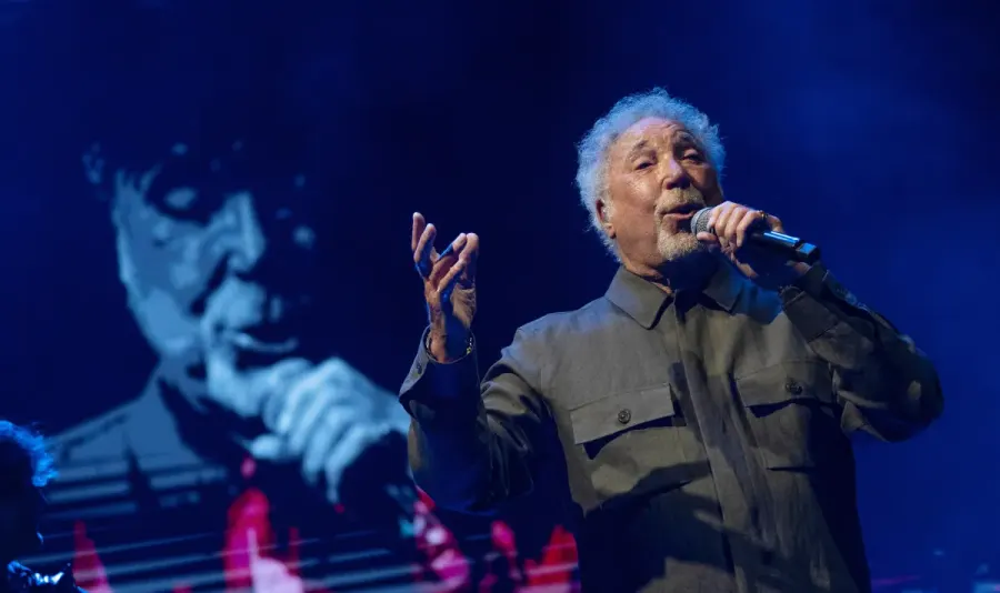 Tom Jones postpones California concerts