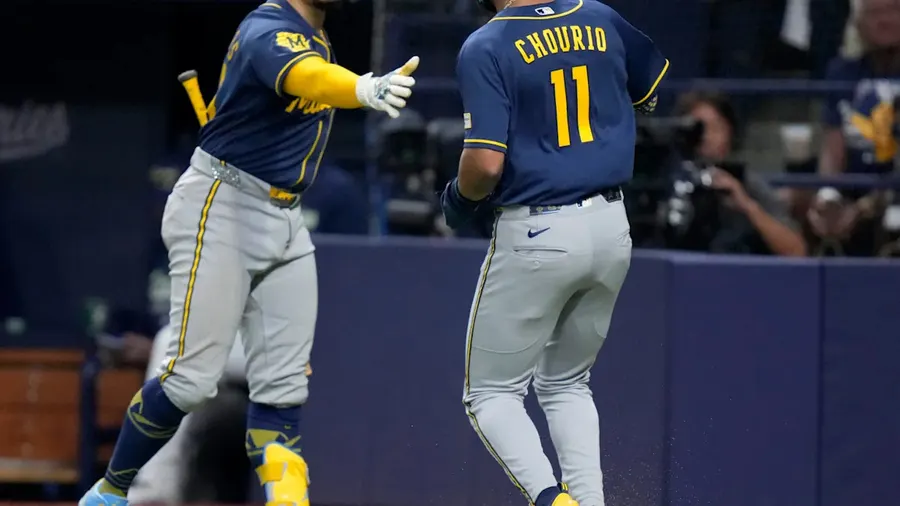 Jackson Chourio makes diving catch