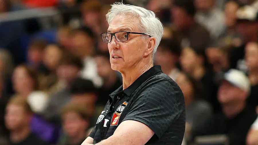 New Zealand Breakers lose 86-84 to Cairns Taipans without ill coach Gordon Herbert